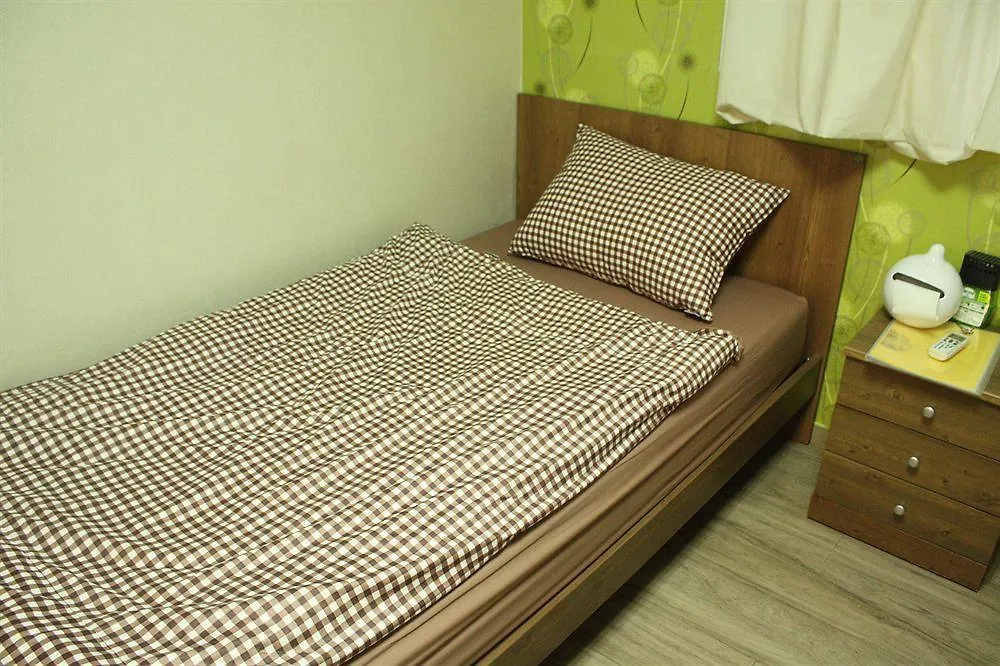 Lee & No Guesthouse Hongdae Σεούλ 2*,
