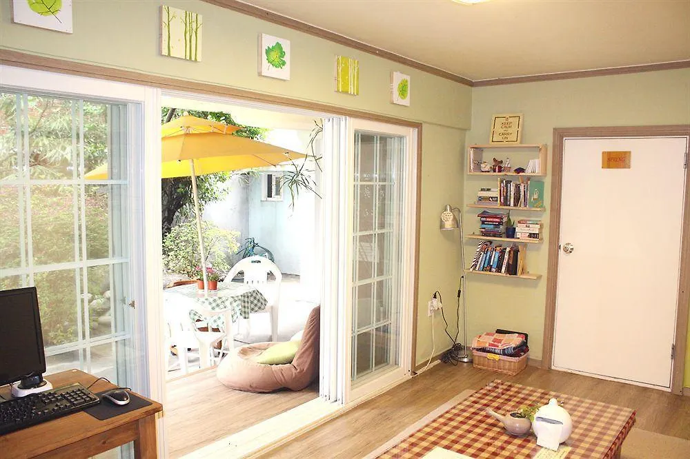 Lee & No Guesthouse Hongdae Σεούλ 2*,  Νότια Κορέα