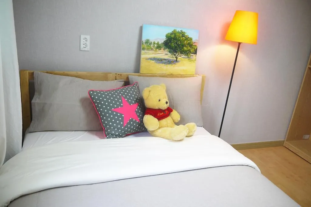 Lee & No Guesthouse Hongdae Σεούλ